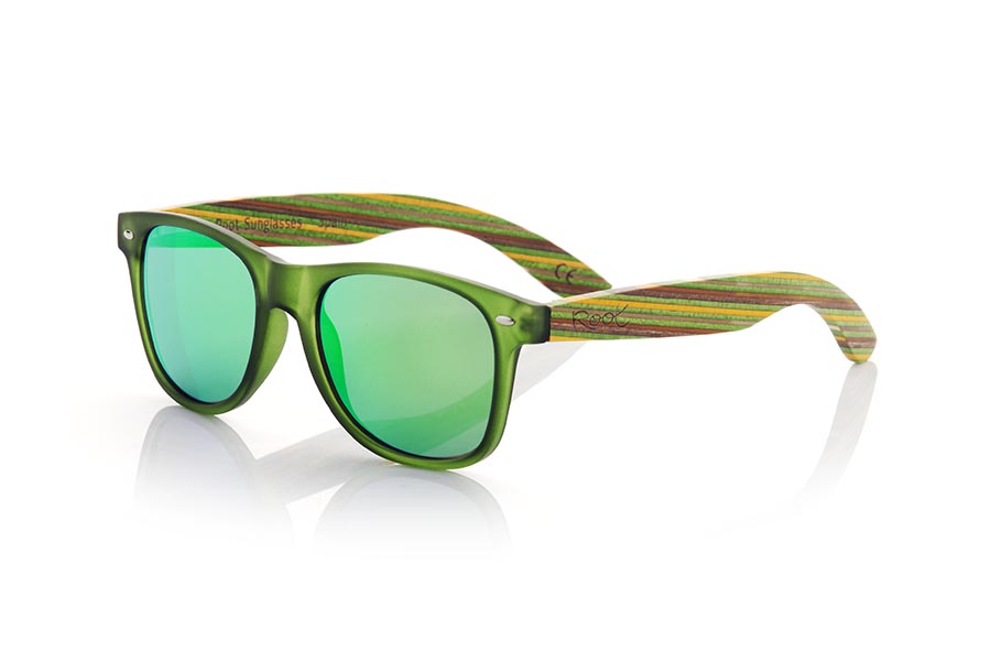 Wood eyewear of Bamboo modelo SKA GREEN. The Ska green sunglasses are made with the Matt Transparent green PC front and the colour-laminated bamboo wood sideburns with a green pattern, combined with various colors of lenses that suit your style. Frontal measurement: 148x50mm | Root Sunglasses® 